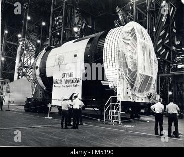 1973 - Atelier : l'orbitale Skylab Skylab atelier orbital est illustré dans le bâtiment d'assemblage vertical à theKennedy Space Center, Fla, prêt pour être inspectionbefore accouplé avec sa Saturn V véhicule de lancement. L'atelier orbitale dispose d'un salon et d''un espace de travail de 316,5 mètres cubes et sera lancé au cours de la mission Skylab 1 pour former le noyau de la grappe de Skylab qui va effectuer un apprentissage du spectre des investigationsand expérimental acquérir une meilleure compréhension des exigences et d'acquérir une meilleure compréhension des exigences d'une plate-forme érigée dans l'espace. L'atelier Banque D'Images