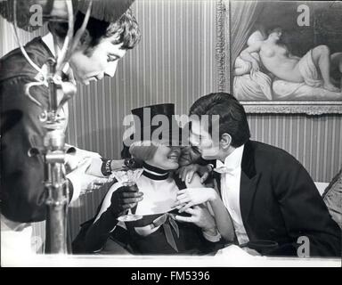 1968 - Haut Sue casquette Vaughan est l'une des filles vient m''La belle amie'' la maison édouardienne de plaisir dans ''l'assassinat Bureau'' qui stars Diana Rigg et Oliver Roed. © Keystone Photos USA/ZUMAPRESS.com/Alamy Live News Banque D'Images