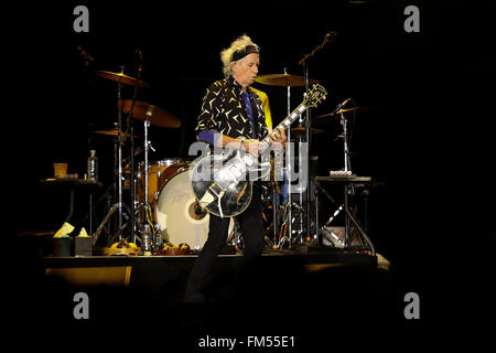 Bogota, Colombie. 10 Mar, 2016. Ketih Richards, guitariste du groupe britannique les Rolling Stones, participe à une présentation à l'El Nemesio Camacho Stade Campin, à Bogota, Colombie, le 10 mars 2016. Le groupe britannique les Rolling Stones est à Bogota dans le cadre de la "Tournée 2016 Ole Latinamerica'. © Diego Pineda/COLPRENSA/Xinhua/Alamy Live News Banque D'Images