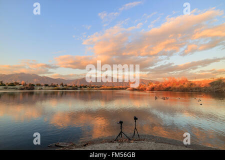 Belle vue sur le lac et les nuages d'une réflexion autour de l'heure du coucher du soleil, en Californie Banque D'Images