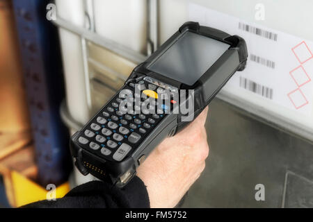 Personne scanner un code barre avec un scanner électronique de poche Banque D'Images