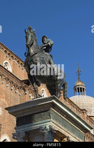 Statue de Bartolomeo Colleoni placé près de la Scuola Grande de saint Marc l'extérieur de l'église de SS Giovanni è Paolo de Venise Banque D'Images