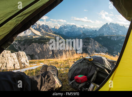 Vue depuis la vallée de montagne à tente touristique Banque D'Images