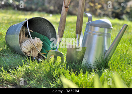 Les accessoires métalliques jardinage sur verdure de l'herbe Banque D'Images