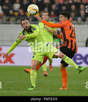 Lviv, Ukraine. 10 mars, 2016. Steven Defour (L) d'Anderlecht convoite la la balle avec Taison (R) de Shakhtar lors de l'UEFA Europa League round de 16 premier match de football de la jambe, entre le Shakhtar Donetsk et Anderlecht à l'Arena Lviv stadium à Lviv, Ukraine, 10 mars 2016. Crédit : Mykola Tys/Alamy Live News Banque D'Images