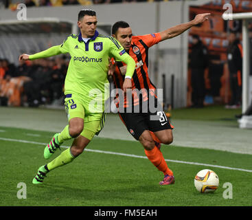 Lviv, Ukraine. 10 mars, 2016. Matias Suarez (L) d'Anderlecht convoite la la balle avec Ismaily (R) de Shakhtar lors de l'UEFA Europa League round de 16 premier match de football de la jambe, entre le Shakhtar Donetsk et Anderlecht à l'Arena Lviv stadium à Lviv, Ukraine, 10 mars 2016. Crédit : Mykola Tys/Alamy Live News Banque D'Images