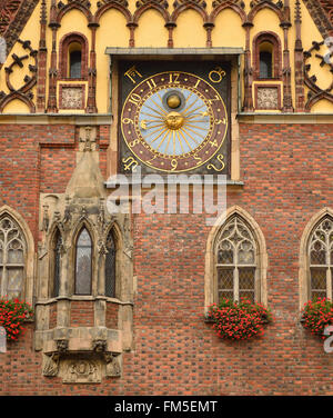 Vieux réveil sur la façade de l'hôtel de ville sur les principaux squer à Wroclaw, Pologne Banque D'Images