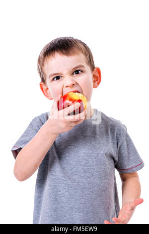 Petit garçon avec de la nourriture isolé sur fond blanc - Apple ou un muffin Banque D'Images