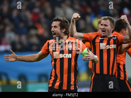 Lviv, Ukraine. 10 mars, 2016. Dario Srna(L) et d'Olexandr Kucher (R) Shakhtar joueurs célébrer après Olexandr Kucher (R) a marqué un but au cours de l'UEFA Europa League round de 16 premier match de football de la jambe, entre le Shakhtar Donetsk et Anderlecht à l'Arena Lviv stadium à Lviv, Ukraine, 10 mars 2016. Crédit : Mykola Tys/Alamy Live News Banque D'Images