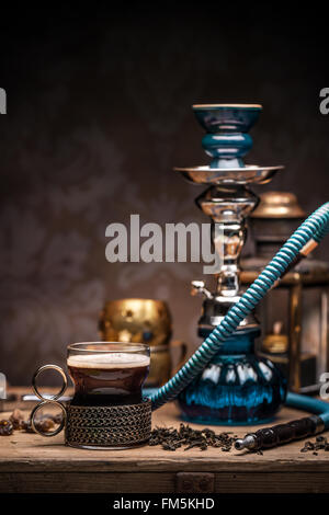 Tasse de thé turc et le narguilé servi dans un style traditionnel Banque D'Images
