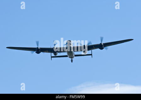 Avro Lancaster PA474 en bleu ciel de bomber Comté. Banque D'Images