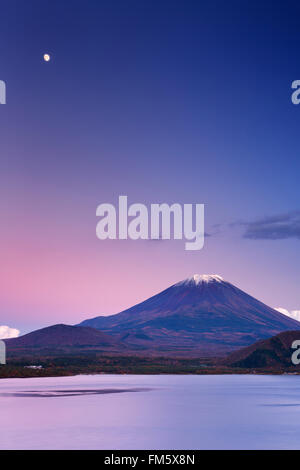 La lune au-dessus le Mont Fuji (富士山 Fujisan,), photographié à partir du lac Motosu (Motosuko 本栖湖), au crépuscule. Banque D'Images