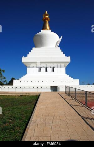 Avis de la Stupa qui est un bâtiment en forme de dôme érigée comme un sanctuaire bouddhiste à Benalmadena Puebo, Benalmadena, Espagne. Banque D'Images