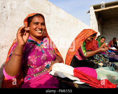 Couture Femmes robes ethniques vivant dans le désert dans l'état du Gujarat en Inde Banque D'Images