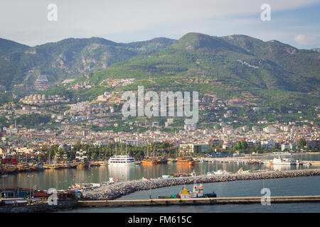 ALANYA, TURQUIE - 21 MAI 2013 : vue sur ville et port d'Alanya avec le phare, Alanya, Turquie Banque D'Images