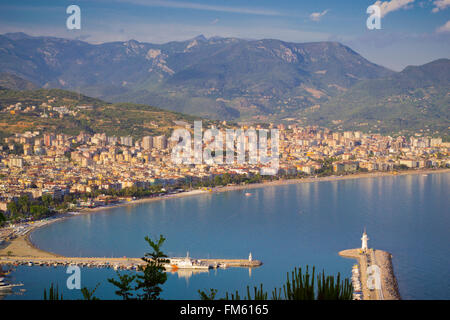 ALANYA, TURQUIE - 21 MAI 2013 : vue sur ville et port d'Alanya avec le phare, Alanya, Turquie Banque D'Images