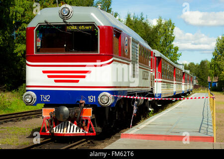 SAINT-PÉTERSBOURG, RUSSIE - septembre 4, 2013 : rouge-blanc avec des locomotives de voyageurs voitures remorque se dresse sur une plate-forme en forêt Banque D'Images