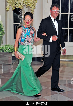 Washington DC, USA. 10 mars, 2016. L'actrice Sandra Oh et Lev Rukhin arrivent pour le dîner d'État en l'honneur du premier ministre Trudeau et Mme Sophie Grégoire Trudeau du Canada à la Maison Blanche à Washington, DC, le 10 mars, 2016. Dpa : Crédit photo alliance/Alamy Live News Banque D'Images