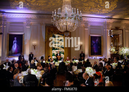 Washington, DC. 10 Mar, 2016. Le président des États-Unis, Barack Obama fait remarques avant d'échanger des toasts au cours d'un dîner d'état d'honorer le premier ministre Justin Trudeau et Mme Sophie Grégoire Trudeauat du Canada à la Maison Blanche le 10 mars 2016 à Washington, DC. Crédit : Olivier Douliery/Piscine via CNP - PAS DE SERVICE DE FIL - Crédit : dpa/Alamy Live News Banque D'Images