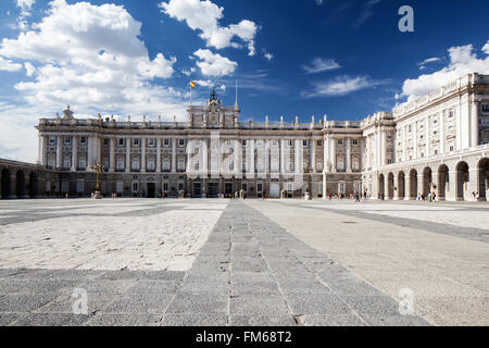 Un grand bâtiment appelé le Palais Royal de Madrid, vu de la rive sud. Banque D'Images