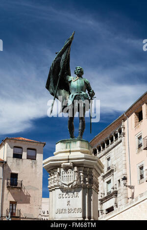 Une vue de dessous de la statue en bronze de Juan Bravo, debout sur un socle à l'épée et d'un drapeau à Ségovie en Espagne. Banque D'Images