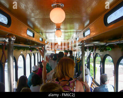 Les Passagers entassés dans le I-Drive Trolley qui fonctionne sur International Drive, Orlando, Floride Banque D'Images