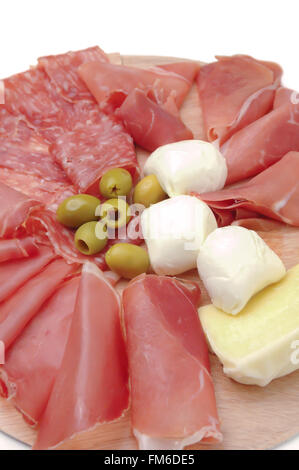 Antipasti italiens traditionnels isolated on white Banque D'Images