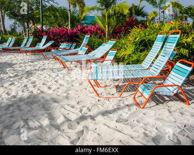 Chaises longues sur une plage de sable fin dans un hôtel Banque D'Images