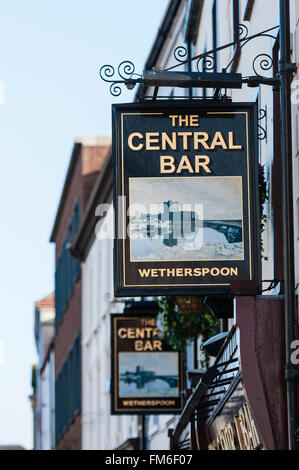 Bar Central, Carrickfergus, l'un des plus de 900 bars Wetherspoon au Royaume-Uni. Banque D'Images