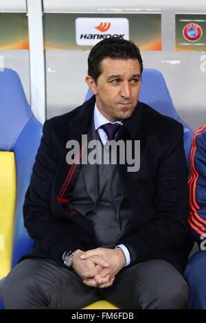 Lviv, Ukraine. 10 mars, 2016. Le RSC Anderlecht manager Besnik Hasi ressemble au cours de l'UEFA Europa League Round de 16 match contre le FC Shakhtar Donetsk à Lviv Arena à Lviv. Crédit : Oleksandr Prykhodko/Alamy Live News Banque D'Images