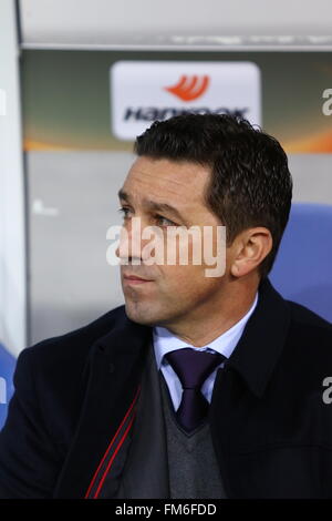 Lviv, Ukraine. 10 mars, 2016. Le RSC Anderlecht manager Besnik Hasi ressemble au cours de l'UEFA Europa League Round de 16 match contre le FC Shakhtar Donetsk à Lviv Arena à Lviv. Crédit : Oleksandr Prykhodko/Alamy Live News Banque D'Images