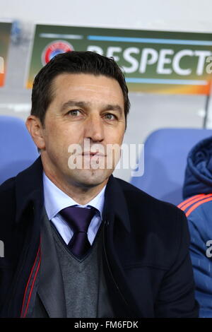 Lviv, Ukraine. 10 mars, 2016. Le RSC Anderlecht manager Besnik Hasi ressemble au cours de l'UEFA Europa League Round de 16 match contre le FC Shakhtar Donetsk à Lviv Arena à Lviv. Crédit : Oleksandr Prykhodko/Alamy Live News Banque D'Images