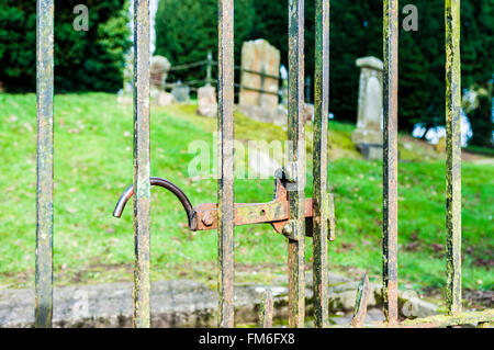 Porte de fer à l'entrée d'un cimetière. Banque D'Images