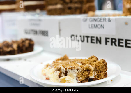 Des gâteaux sans gluten en vente dans un café. Banque D'Images