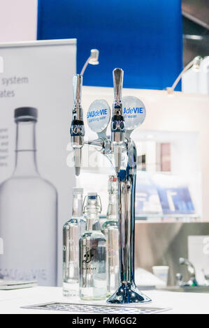 Distributeurs d'eau de l'eau de vie sur l'affichage à une restauration, distribution de l'exposition et gazeuse filtrée l'eau réfrigérée. Banque D'Images