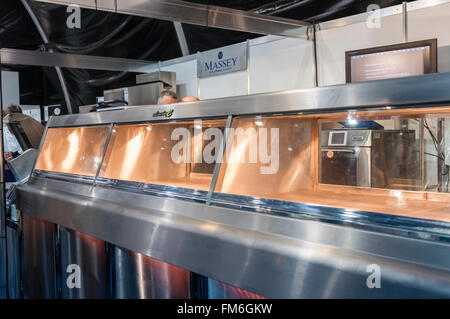 Friteuse vide/unité plateau réchauffer les aliments dans un fast food shop friteuse gamme. Banque D'Images