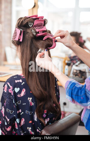 Décollant de curling coiffure cheveux longs femme en instituts de beauté Banque D'Images