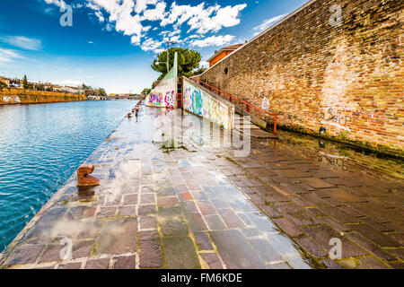 Le port du canal de Rimini avec graffiti, pigeons, des bornes et des bateaux amarrés, bâtiments modernes et anciennes maisons Banque D'Images