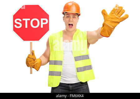 Construction Worker holding un panneau d'arrêt et des gestes avec sa main isolé sur fond blanc Banque D'Images