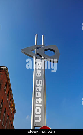 Signe moderne à l'extérieur de la station de bus dans le centre-ville de Norwich, Norfolk, Angleterre, Royaume-Uni. Banque D'Images