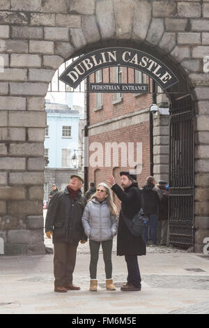 Les touristes à l'extérieur de l'entrée pour le château de Dublin, Dublin, Irlande Banque D'Images