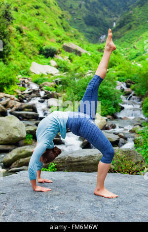 Woman doing yoga asana à cascade Banque D'Images