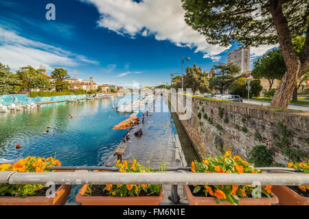 Pont sur canal Rimini port avec des bateaux, des bâtiments modernes et anciennes maisons Banque D'Images