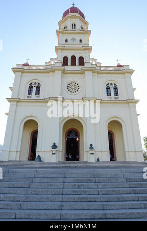 El Cobre, Cuba - 14 janvier 2016 : les gens marcher et prendre des photos en face de l'église El Cobre et sanctuaire 13km de santiag Banque D'Images