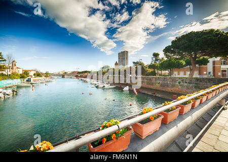 Pont sur canal Rimini port avec des bateaux, des bâtiments modernes et anciennes maisons Banque D'Images