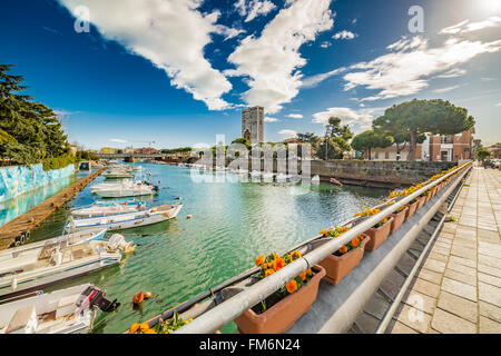 Pont sur canal Rimini port avec des bateaux, des bâtiments modernes et anciennes maisons Banque D'Images