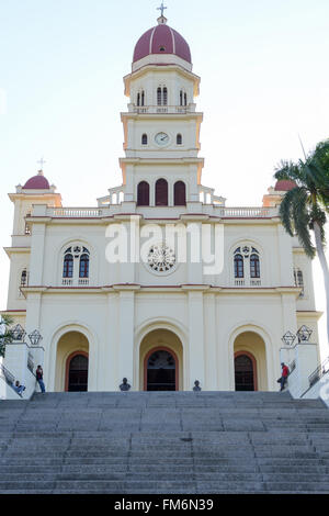 El Cobre, Cuba - 14 janvier 2016 : les gens marcher et prendre des photos en face de l'église El Cobre et sanctuaire 13km de santiag Banque D'Images