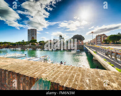 Pont sur canal Rimini port avec des bateaux, des bâtiments modernes et anciennes maisons Banque D'Images