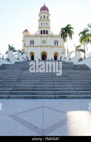 El Cobre, Cuba - 14 janvier 2016 : les gens marcher et prendre des photos en face de l'église El Cobre et sanctuaire 13km de santiag Banque D'Images