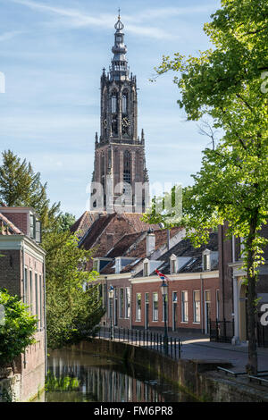 Langegracht canal et clocher de l'église Notre Dame (Onze-Lieve-Vrouwe-Toren) Aussi appelé Long John (Lange Jan) à Amersfoort Banque D'Images